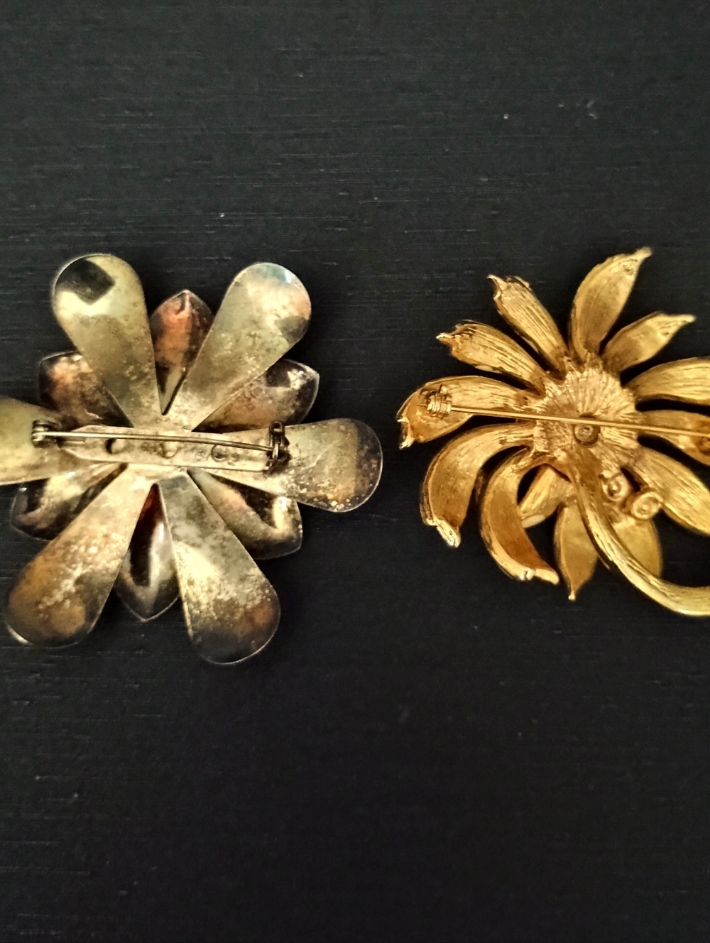 Vintage-Inspired White Floral Brooch Collection - Set of 4 - Picture 5 of 5